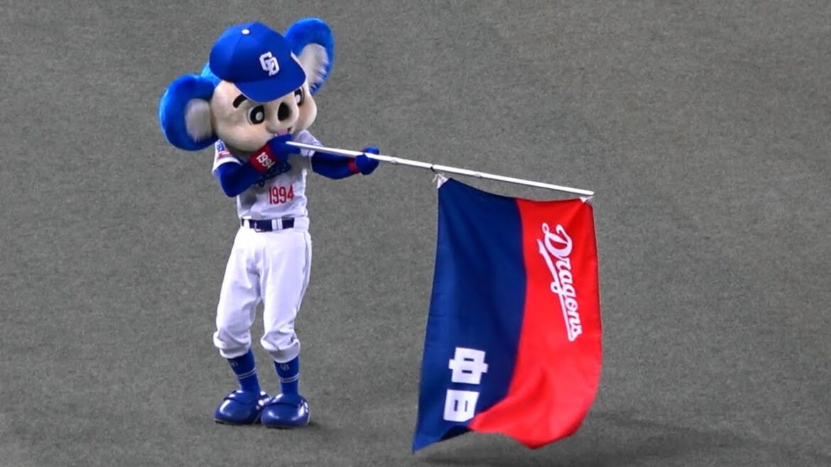 2024.03.22 千葉ロッテの山口航輝を撃つドアラ