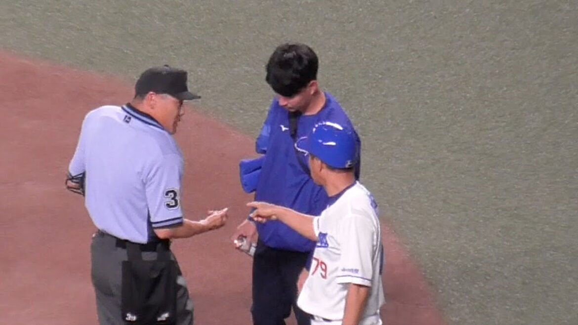 川口球審を心配する木下拓哉と大西コーチ　シューっとしてぎゅーっとしてくれるトレーナーさん　川口球審お大事に　中日ドラゴンズVSオリックス・バファローズ　2023.6.5