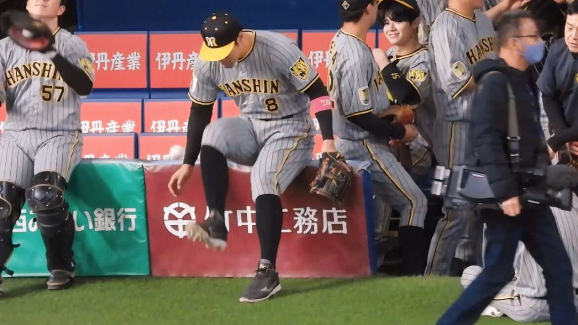 【華麗な足技】野球ボールで芸術的なリフティングを披露する佐藤輝明 2024.3.24