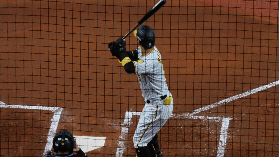 佐藤輝明 開幕へ仕上げのオープン戦3号ホームラン 捉えた打球はあっという間にスタンドへ