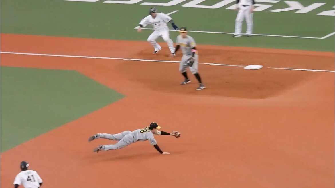 【超美技】 小幡竜平、ピンチの場面で横っ飛びキャッチから高速スローで一塁をアウトにするスーパープレー！ 2024.3.24