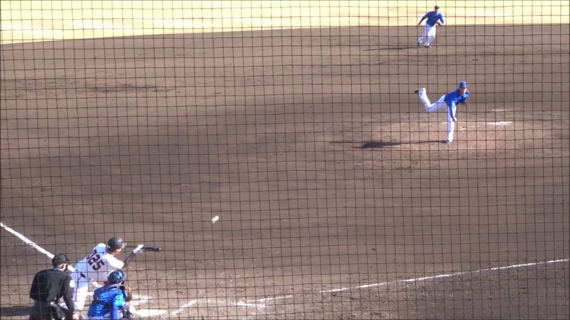 上茶谷大河投手から送りバントを決める岡本大翔選手