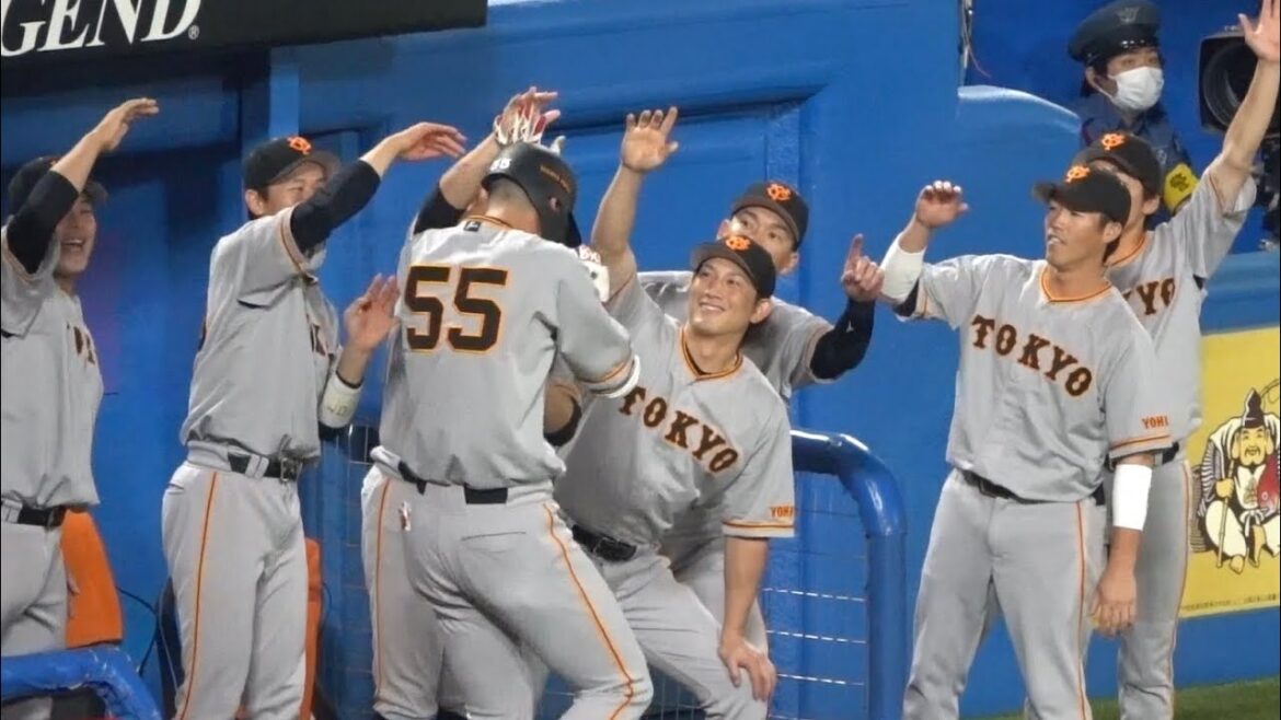 手荒い祝福を受ける秋広優人 第2号3ランホームラン！ 東京ヤクルトスワローズvs読売ジャイアンツ 巨人 2023/05/17