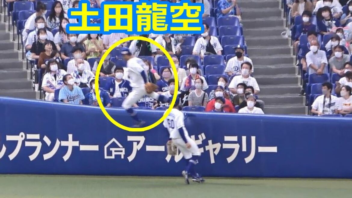ファウルボールを追った土田龍空が勢い余ってジャンプ！どよめくバンテリンドーム（2022年8月5日）