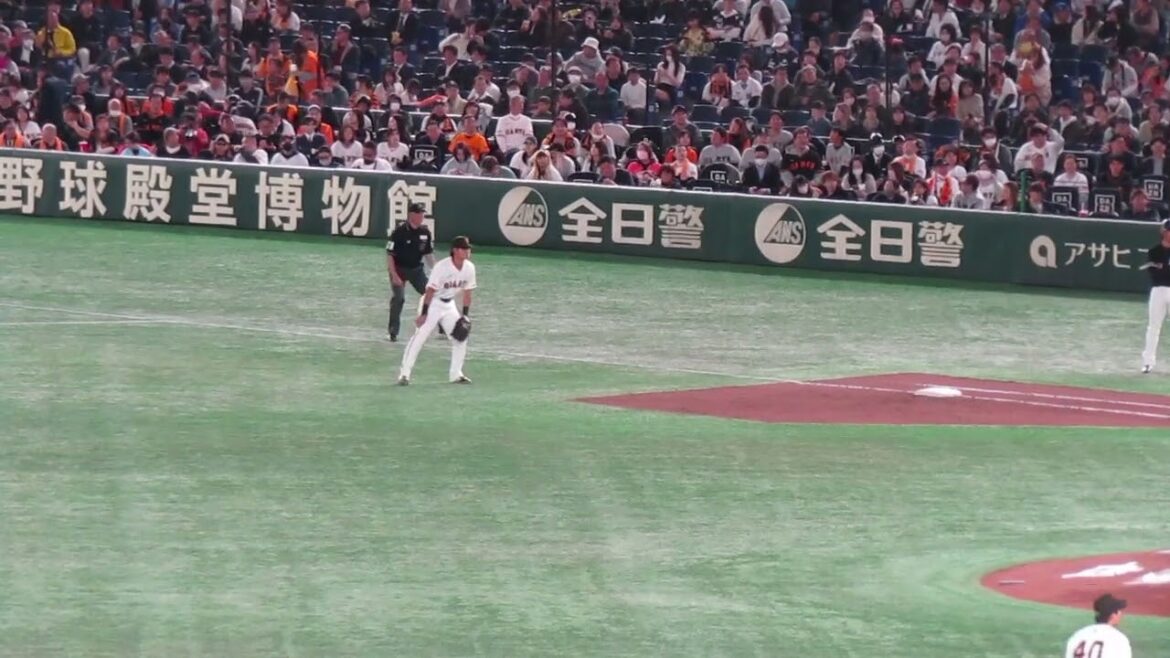 トレードの郡拓也 ファースト守備の様子　2024年3月19日 読売ジャイアンツ対 千葉ロッテマリーンズ