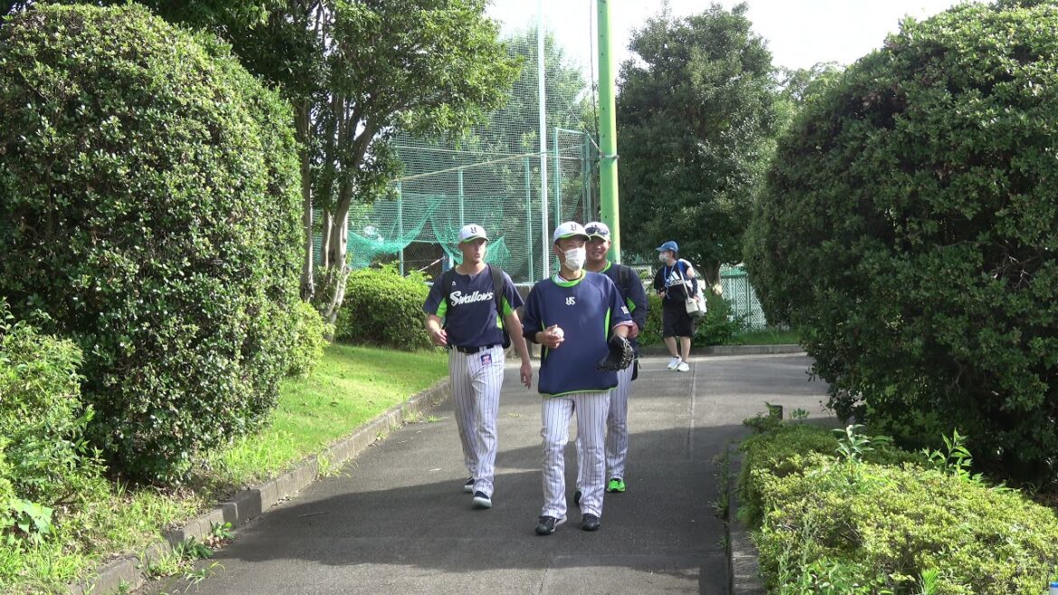 東京ヤクルトスワローズ マクガフ投手？と清水昇投手？ 草薙球場脇の練習場から球場へ向かう 2021/8/24