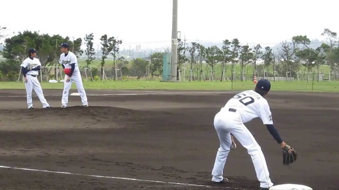 一塁牽制練習する松葉貴大投手（#11）。オリックス春季キャンプ2014