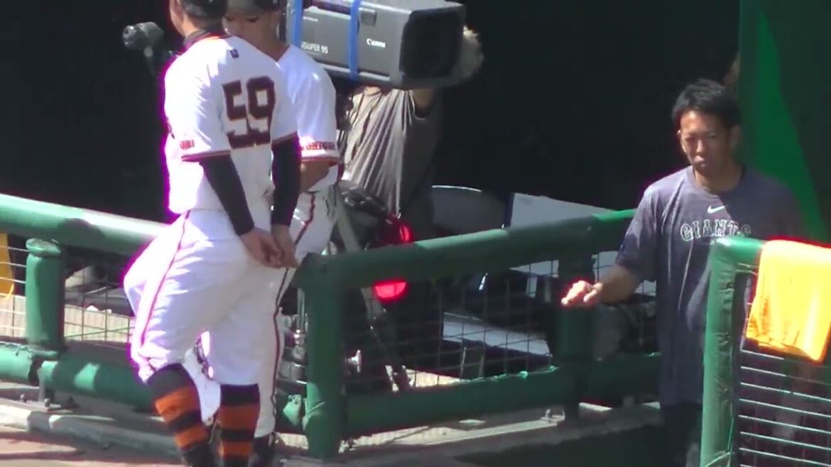 試合前 練習にベンチ前に集まるジャイアンツ松原聖弥など【オープン戦 読売ジャイアンツ対 阪神タイガース2024年2月23日】