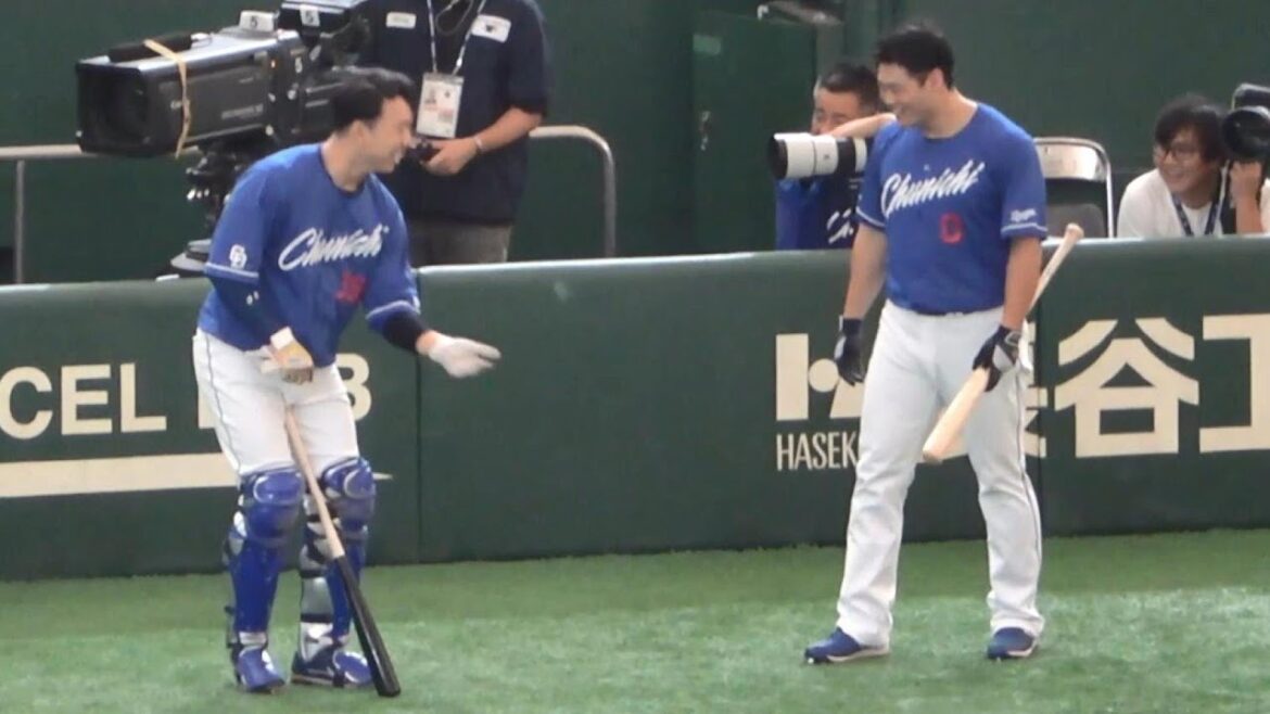 プレイボール直前、話が盛り上がりニッコニコの細川と宇佐見（2023年7月30日）