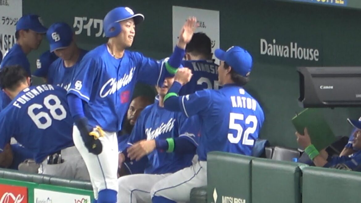 ホームインした岡林をベンチで迎える加藤翔平、お互いの頭を強めに叩き合う（笑） (2023/03/31)