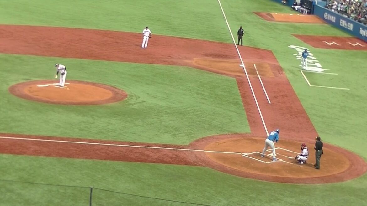 ハム レイエスの打球 ショート長岡秀樹の守備（2024年3月19日 ヤクルトスワローズ対 日本ハムファイターズ）