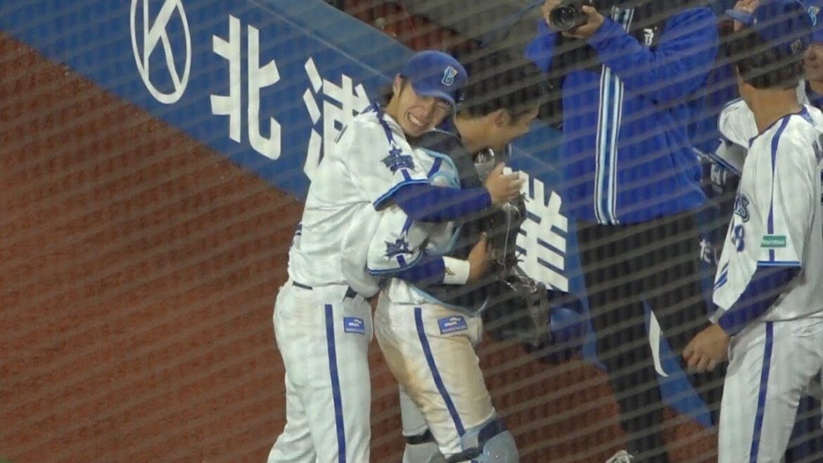 勝利の余韻でガッツポーズ連発の度会隆輝！最高ですの練習かな？山本祐大と熱いハグ！2024/03/29 横浜DeNAベイスターズ 開幕戦