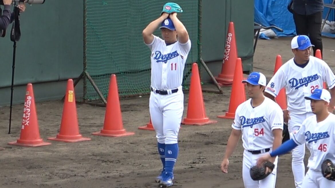 松坂大輔さんのそっくりモノマネフォームでキャッチボールする小笠原 (2024/02/06)