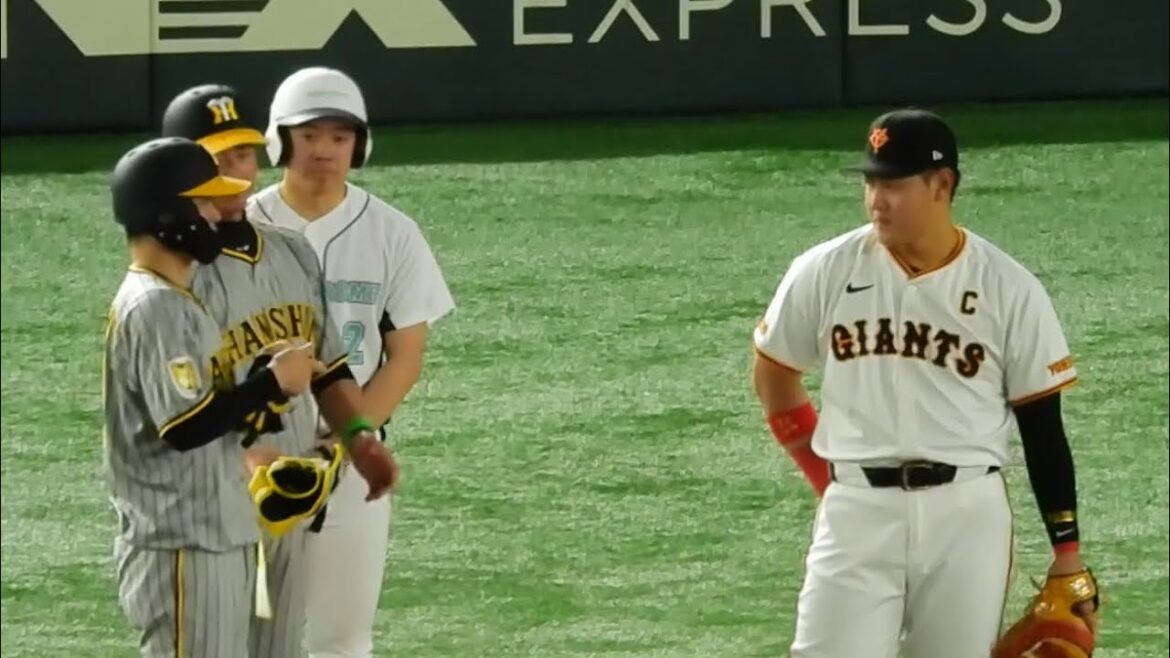 【これ落としましたよ！】ヒットで一塁に来た仲良しの中野をニヤニヤしながらガン見する岡本和真。中野が落とした道具にも素早く反応して拾ってあげる 【開幕戦】2024.3.29