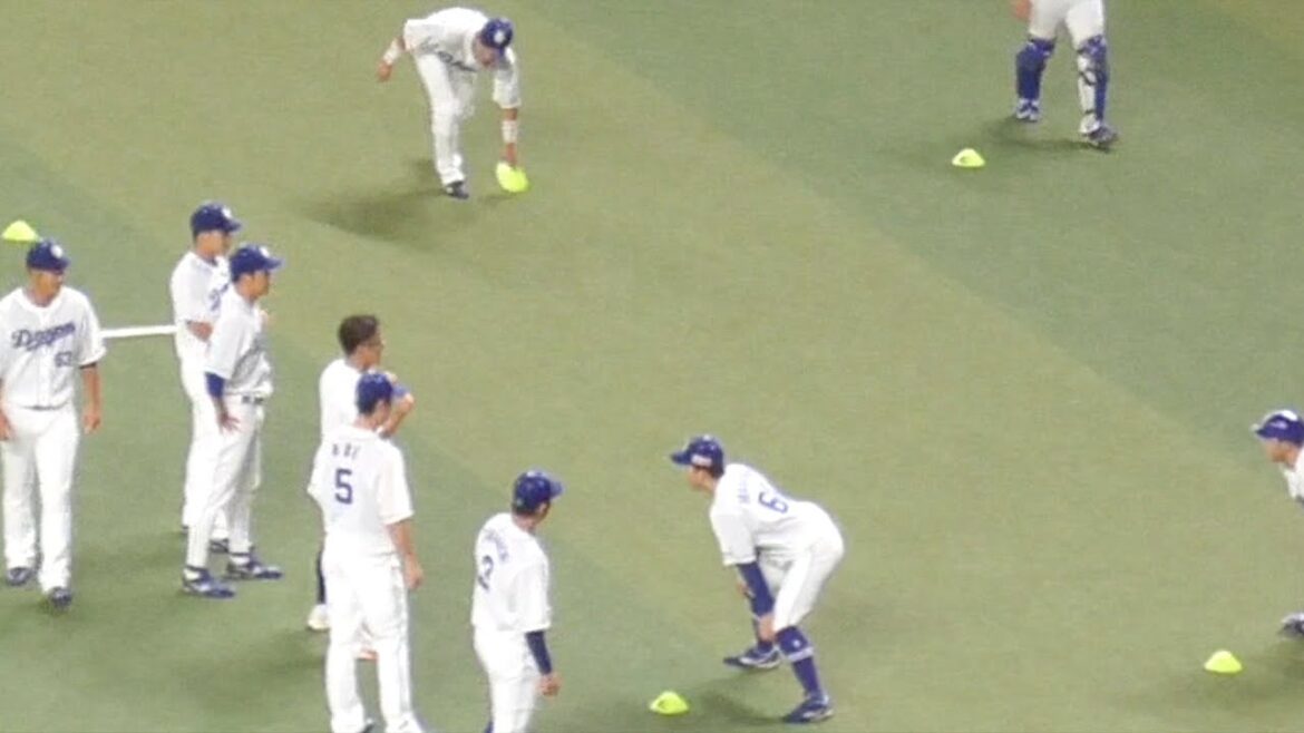 ちょっといたずらしてみる岡林勇希と実は盛大にいたずらをしていた大島洋平　中日ドラゴンズVS読売ジャイアンツ　2022.9.24