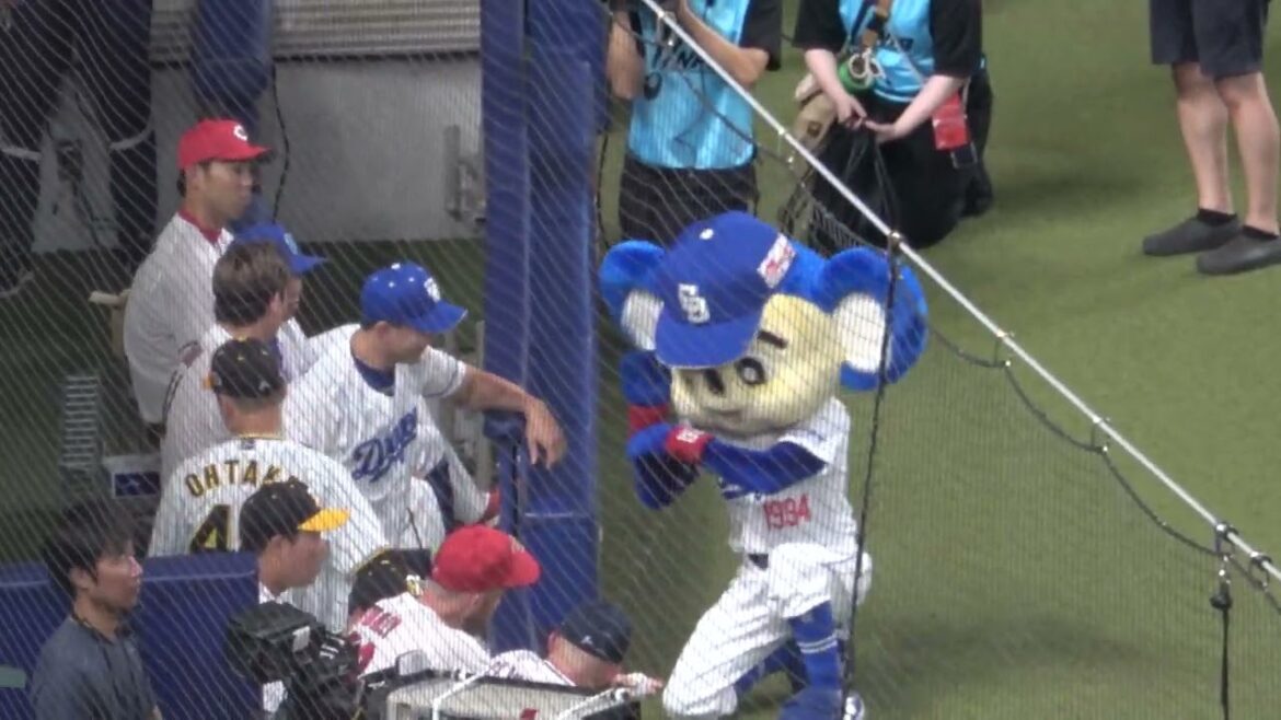 【オールスターゲーム2023】ドアラと小笠原慎之介 最終セレモニーの間にいちゃつく 現地映像