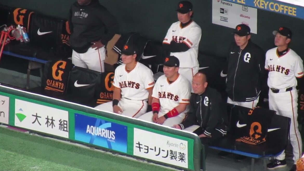 巨人 新加入の郡拓也は浅野翔吾と並んで味方を応援＜読売ジャイアンツ対 楽天イーグルス 2024年3月23日＞