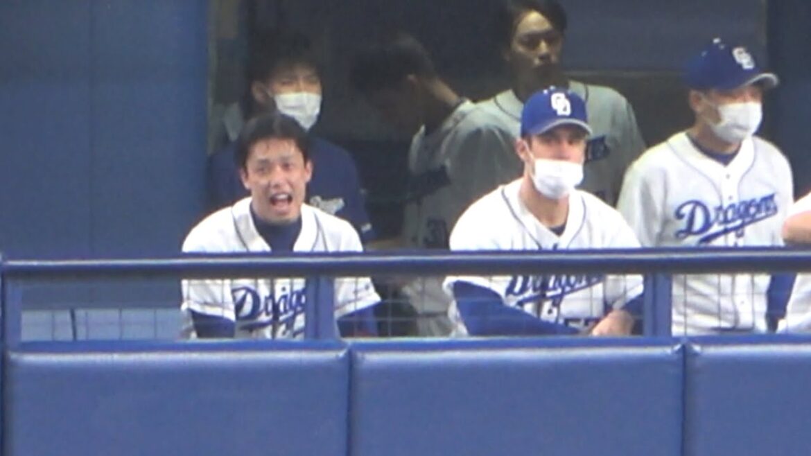 ドーム内に響き渡る声出しをする加藤翔平、その後ろで謎の決めポーズをする三好 (2022/09/24)