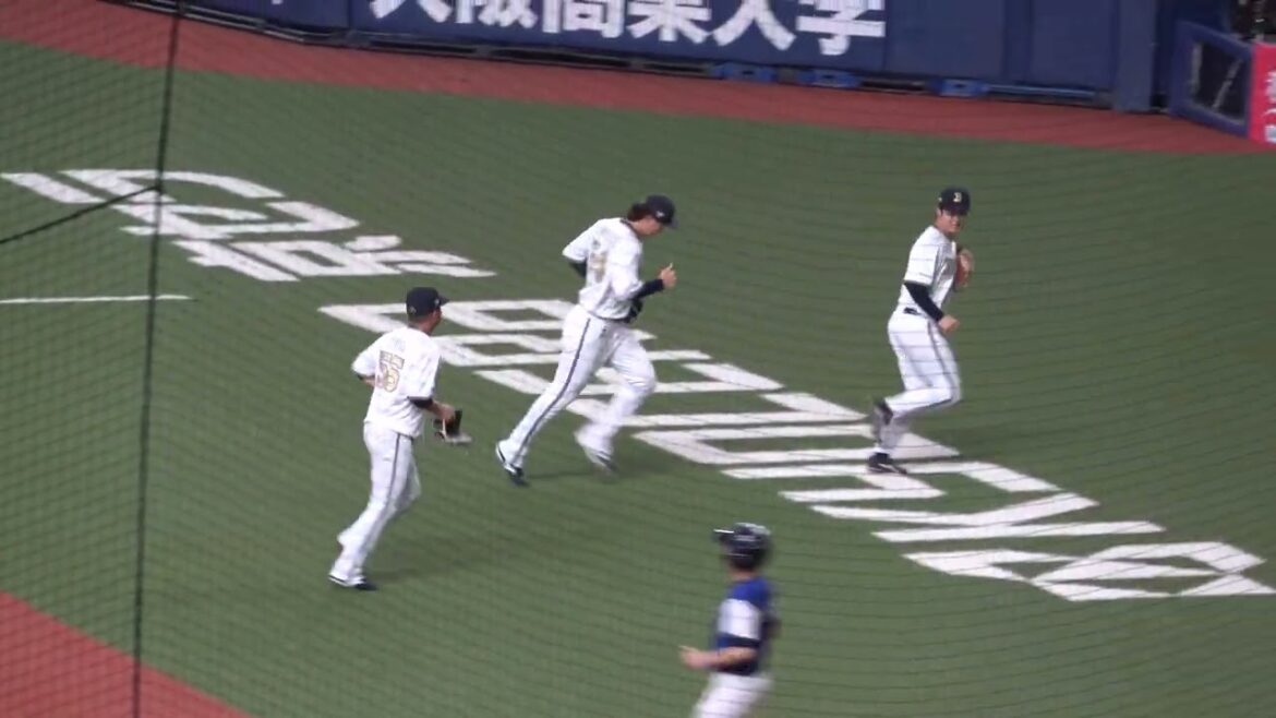 太田と紅林の華麗なグラブトスゲッツー