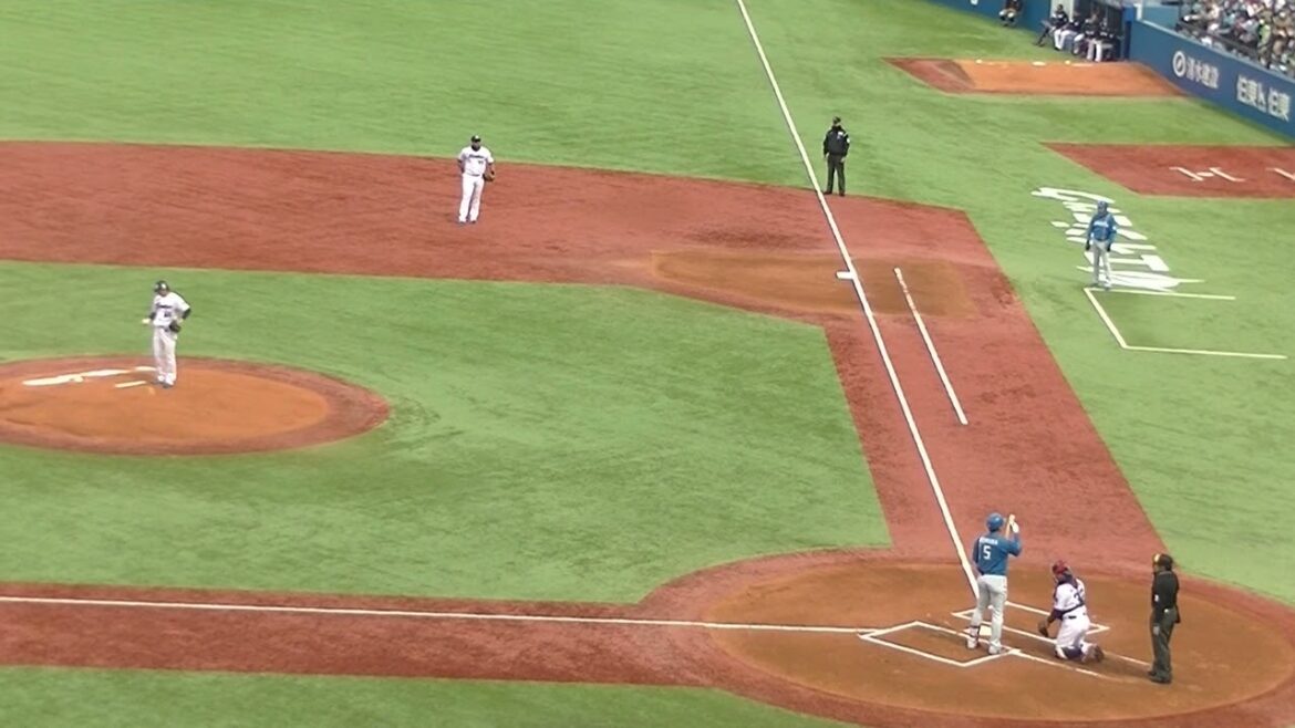 野村佑希をセンターフライに打ち取る小澤怜史（2024年3月19日 ヤクルトスワローズ対 日本ハムファイターズ）