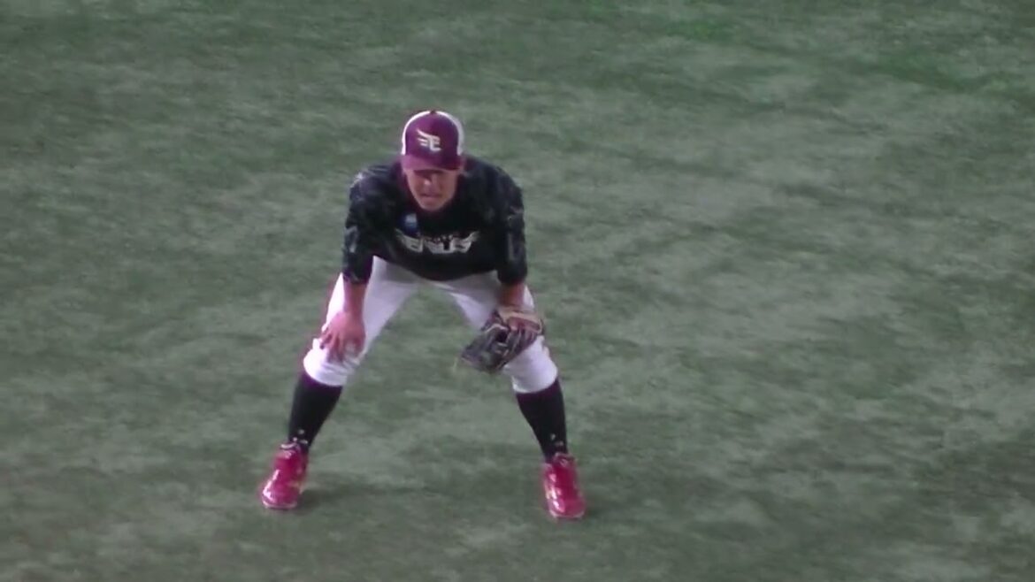 【楽天】ノックを受ける鈴木大地＜読売ジャイアンツ対 楽天イーグルス 2024年3月22日 試合前＞