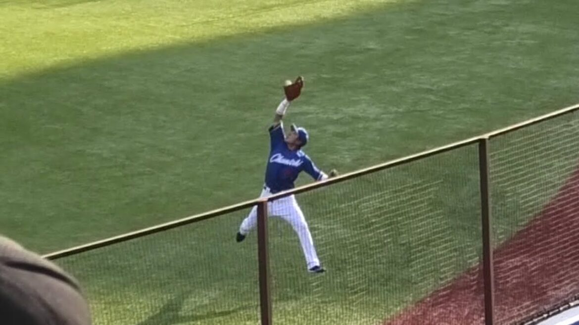 -2024.03.31-【NPB】８回裏 大島洋平 長打コースをランニングジャンピングキャッチ！ 竜党の声援にも応える 中日ドラゴンズ（vs東京ヤクルト）