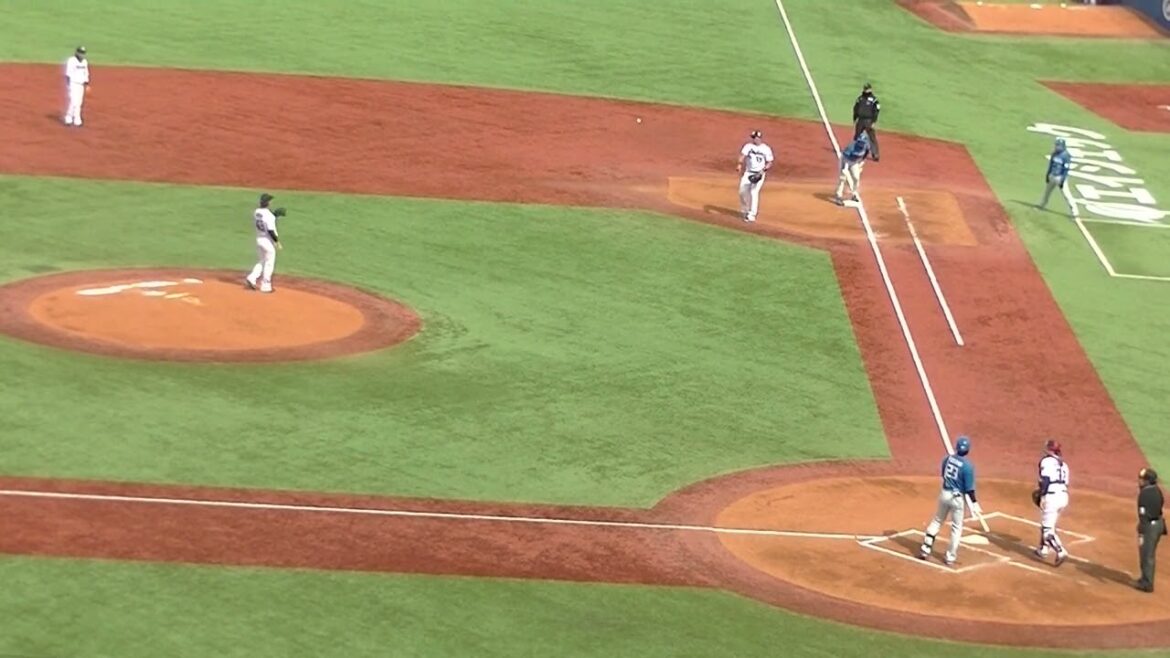 無死一塁で伏見寅威にバントサイン 新庄野球（2024年3月19日 ヤクルトスワローズ対 日本ハムファイターズ）