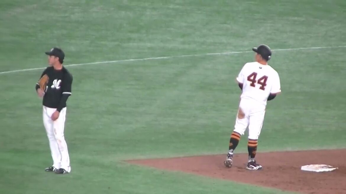 リプレイ検証中 佐々木俊輔 ロッテの小川龍成と話したり（ 読売ジャイアンツ対千葉ロッテマリーンズ2024年3月19日）