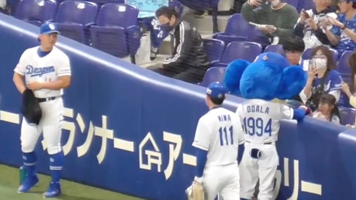 ドアラがホーム開幕投手の小笠原慎之介にアイコンタクト！そしてファンの女の子に優しく指タッチ　中日ドラゴンズVS読売ジャイアンツ　2024/04/02