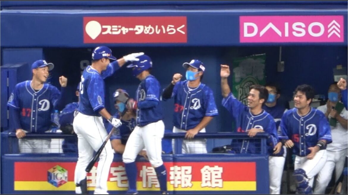 同点犠牲フライの堂上直倫が生還した伊藤康祐の頭をポン！（2021年9月23日）