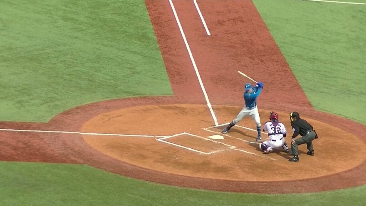 スティーブンソンをファールフライに打ち取る小澤怜史（2024年3月19日 ヤクルトスワローズ対 日本ハムファイターズ）