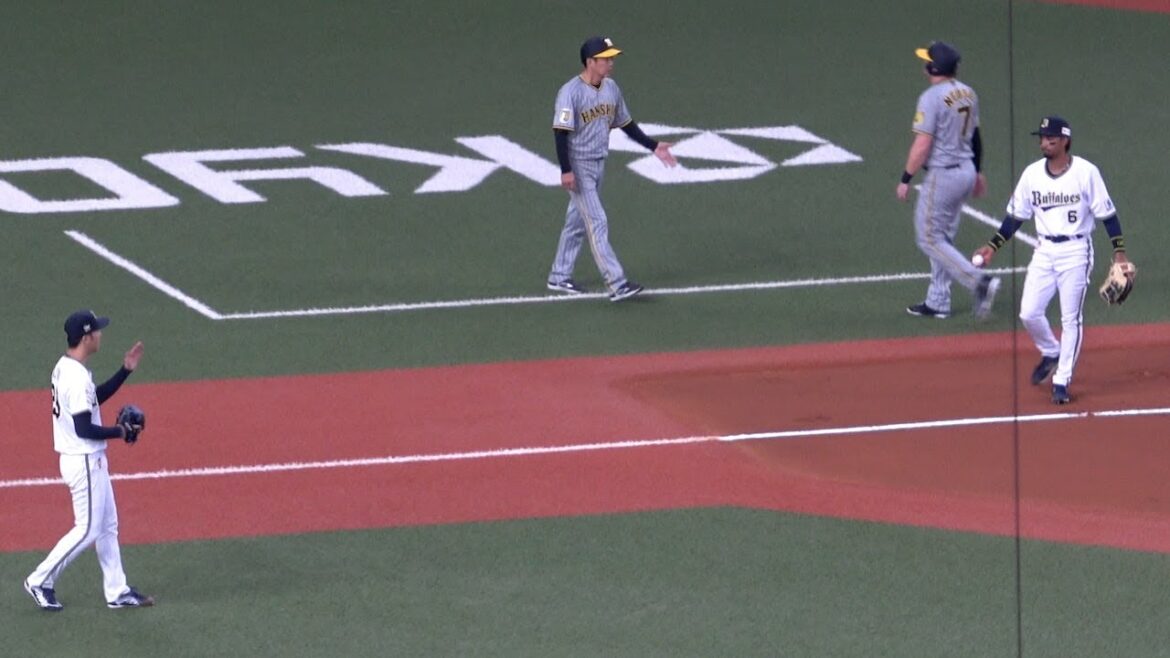 送球が逸れそうになるもナイスキャッチした宗佑磨に言葉をかける田嶋大樹