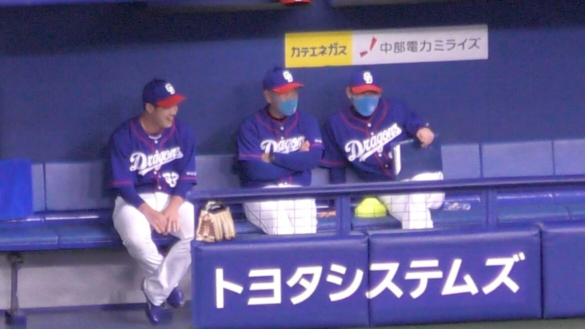 中日ドラゴンズ堂上直倫と荒木雅博コーチが談笑　平田良介はゴロンゴロン【2020年 プロ野球】