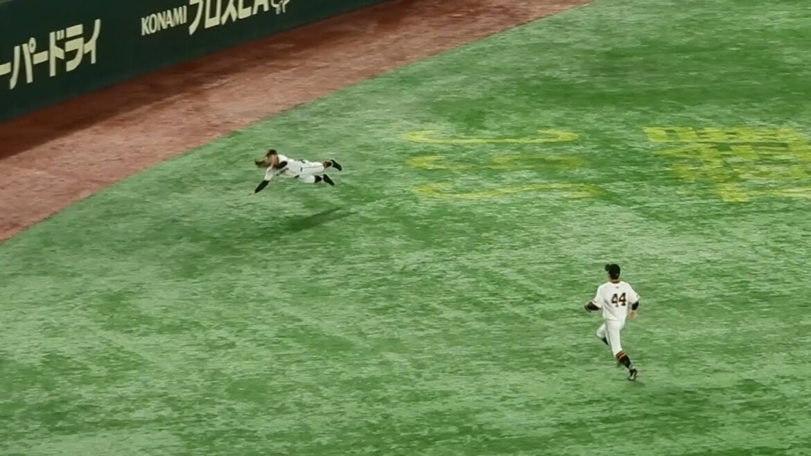 【超絶スーパープレー】梶谷が飛んだ！救った！右中間の鋭い打球にダイビングキャッチ！打っては得意の青柳から今季第1号の2ランホームラン 【開幕戦】2024.3.29