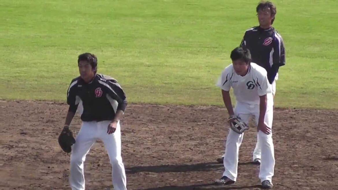 ノックをうけるピッチャーのみなさん　【中日練習動画】　２０１３　１０　２８