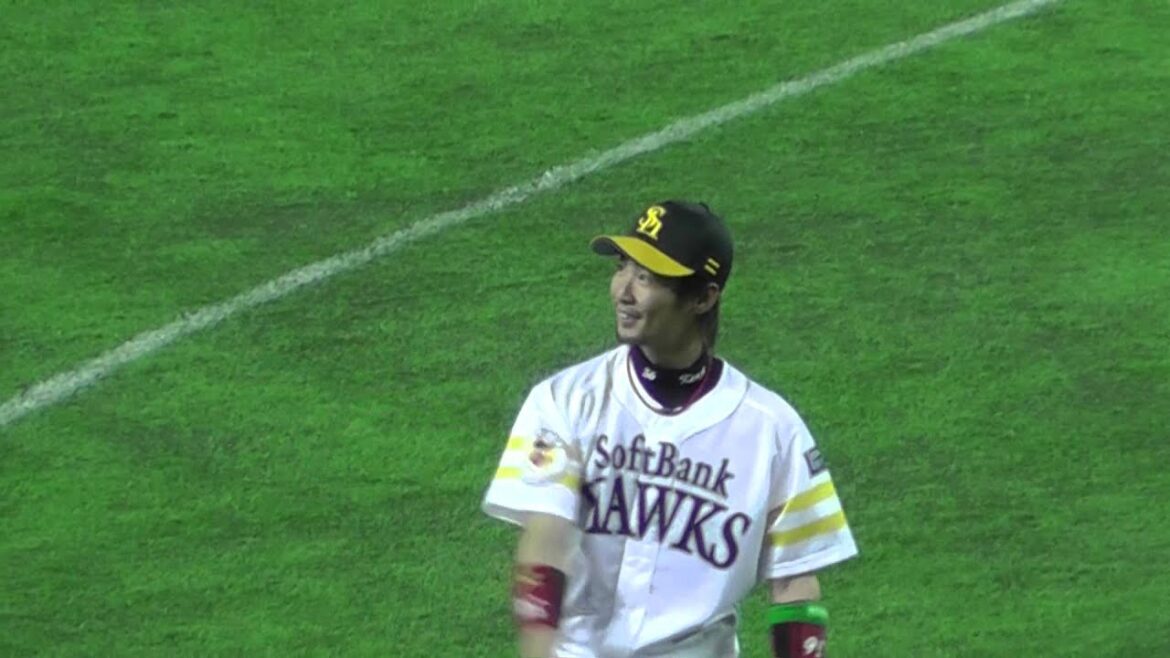 祝）初開幕スタメン 明石健志が笑顔で1回表の守備につく 2012/3/30