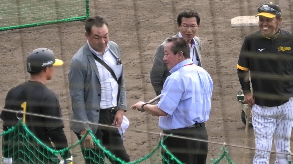 【バット見せて】梨田昌孝さんにバットを確認される森下翔太選手！2024/02/14