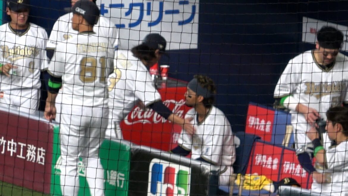 ベンチに戻った後、ファインプレーをした宗に声を掛けに行く宮城大弥