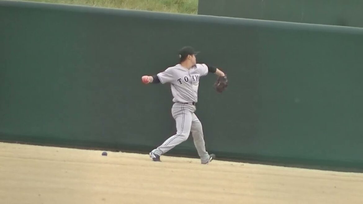 色々なボールを使って準備する戸田懐生（ ヤクルトスワローズ対 読売ジャイアンツ2024年3月28日）