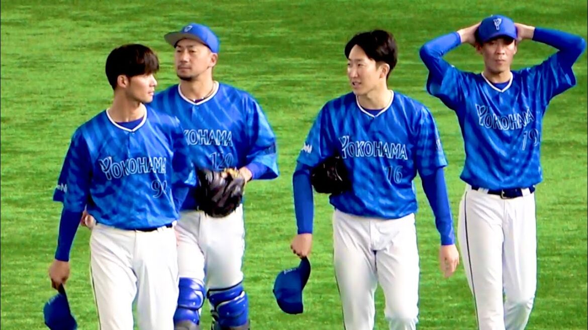 みんなスタイル良すぎw ウォームアップに向かう大貫晋一と大原コーチ、小杉コーチ 横浜DeNAベイスターズ 2024/4/7