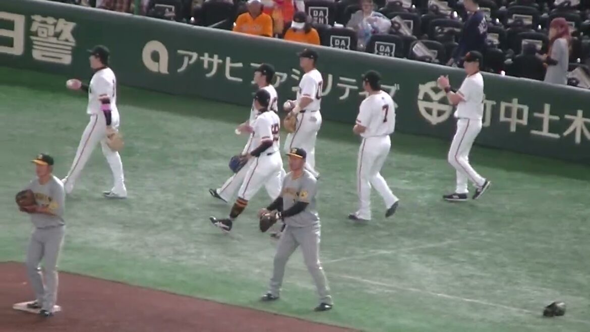 【巨人】キャッチボールに向かう松原聖弥など【 読売ジャイアンツ対 阪神タイガース2024年3月30日】