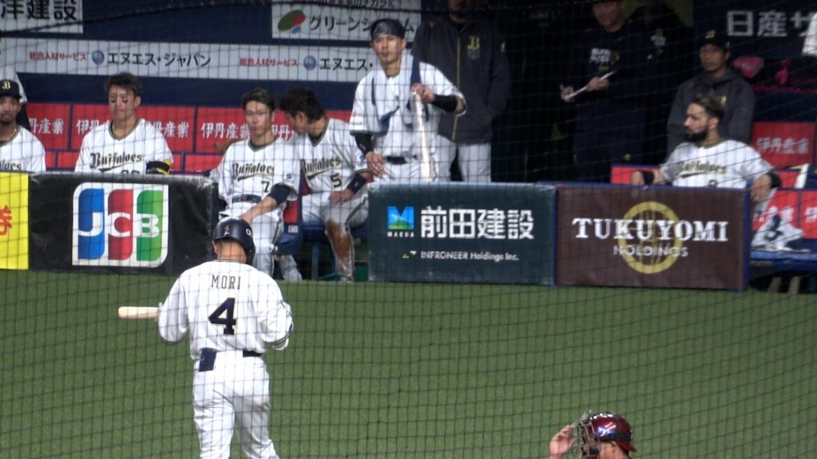 森のバットが折れたことに気づき、すばやく新バットを手渡す若月&ベンチ奥に予備のバットを取りに行く太田と渡部