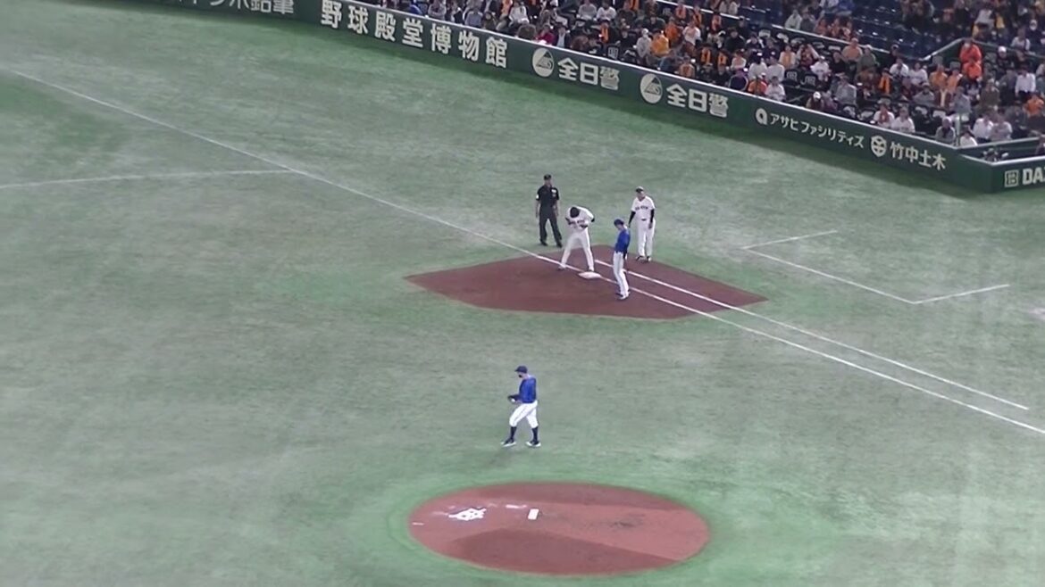 長野久義レフトへ今シーズンの初ヒットを放つ（ 読売ジャイアンツ対 横浜DeNAベイスターズ2024年4月6日）