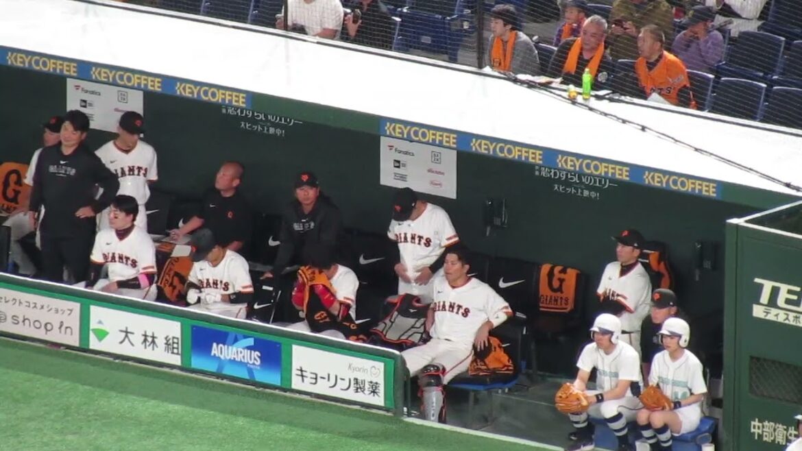 最終回 吉川尚輝のヒットに喜ぶベンチの大城卓三や門脇誠 小林誠司など2024年4月6日 読売ジャイアンツ対 横浜DeNAベイスターズ