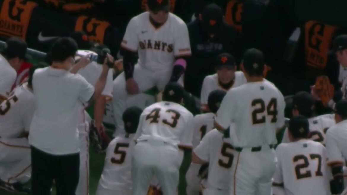 ジャイアンツ円陣 真ん中に松原聖弥（ 読売ジャイアンツ対 横浜DeNAベイスターズ2024年4月6日）