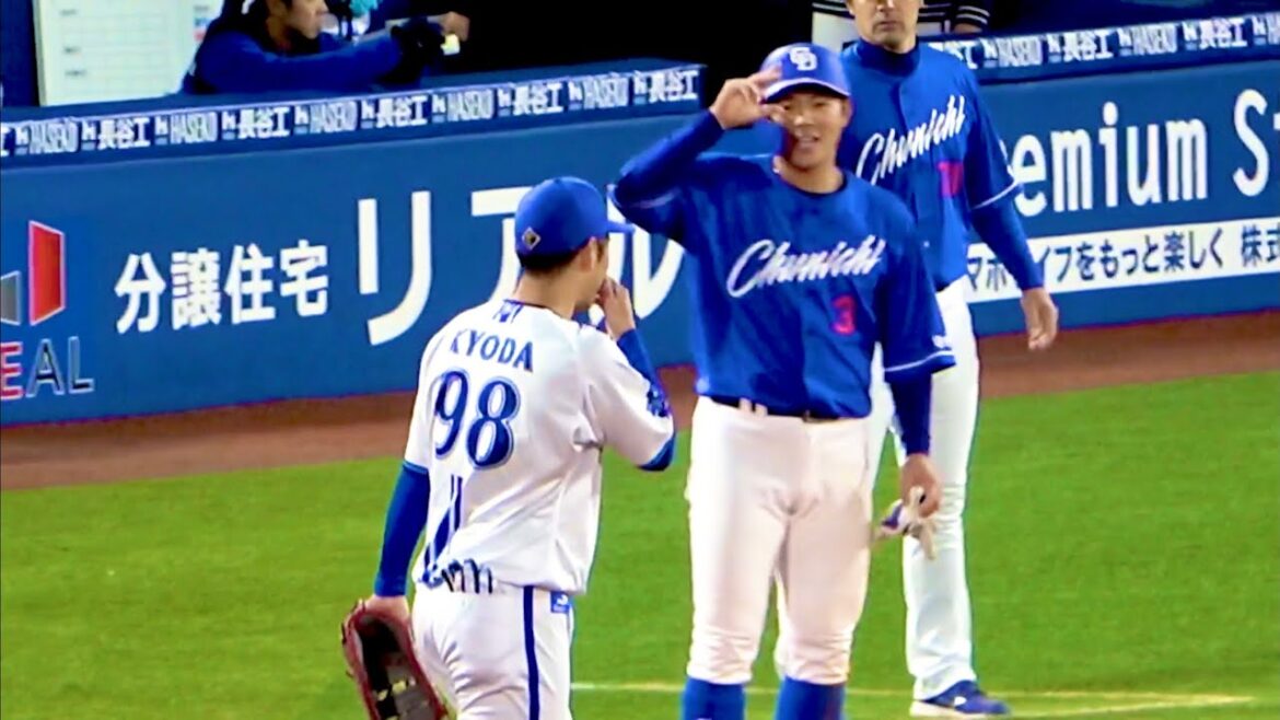 京田陽太と言葉交わせて嬉しそうな高橋周平 横浜DeNAベイスターズ 2024/4/10