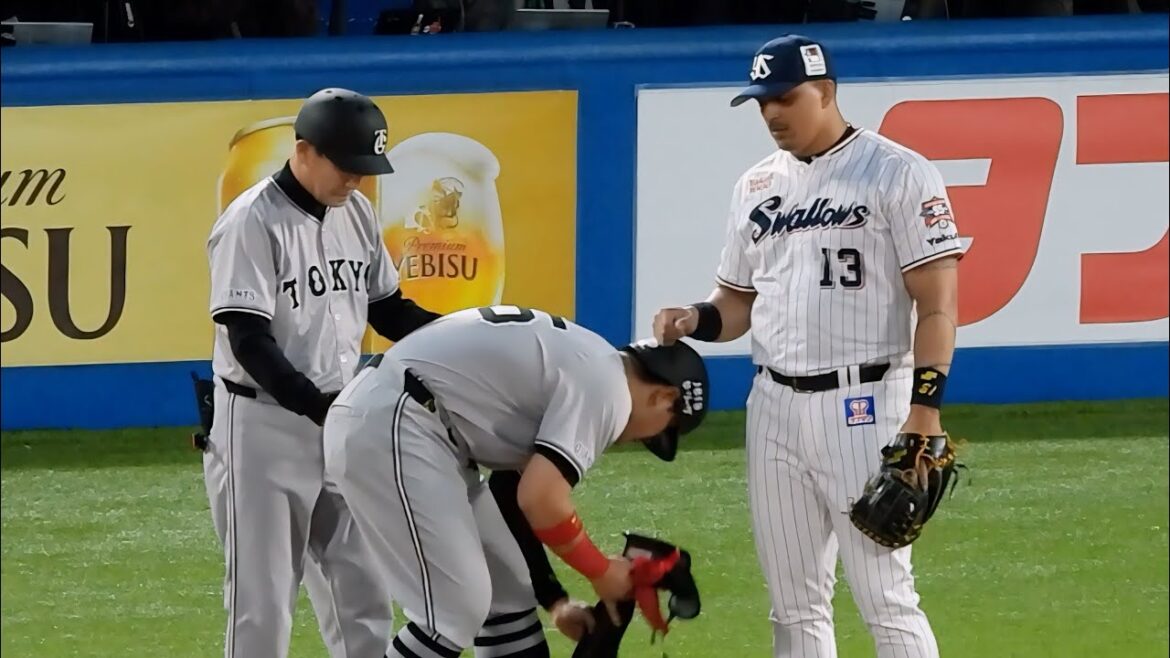 【仲良く会話】オスナから後頭部にゲンコツを喰らいビックリする岡本和真 2024.4.11