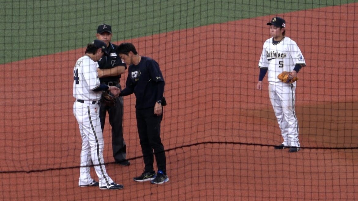 盗塁タッチプレーで交錯し左手首を負傷した紅林を心配する西野真弘