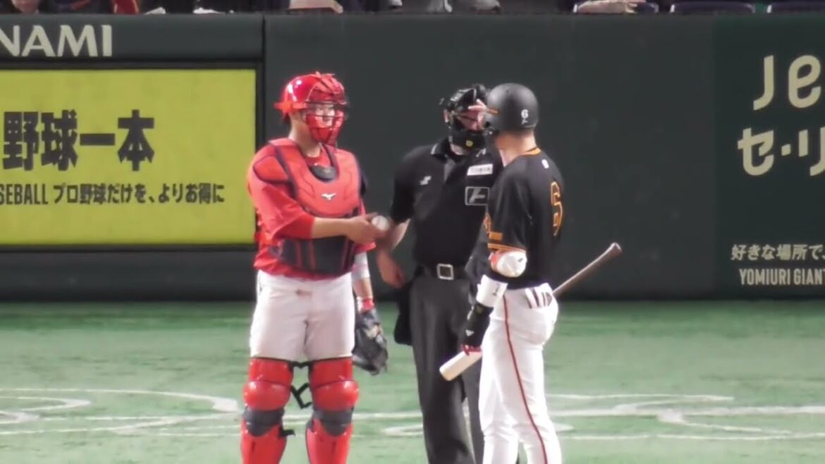球審山路が巨人坂本勇人に確認？からの押し出し死球！ リクエストも覆らず！それでも2度も頭を下げる九里亜蓮！2024年4月12日