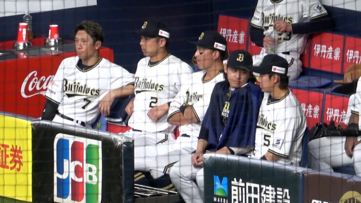 西野に促されるまま座るも窮屈そうな宮城大弥